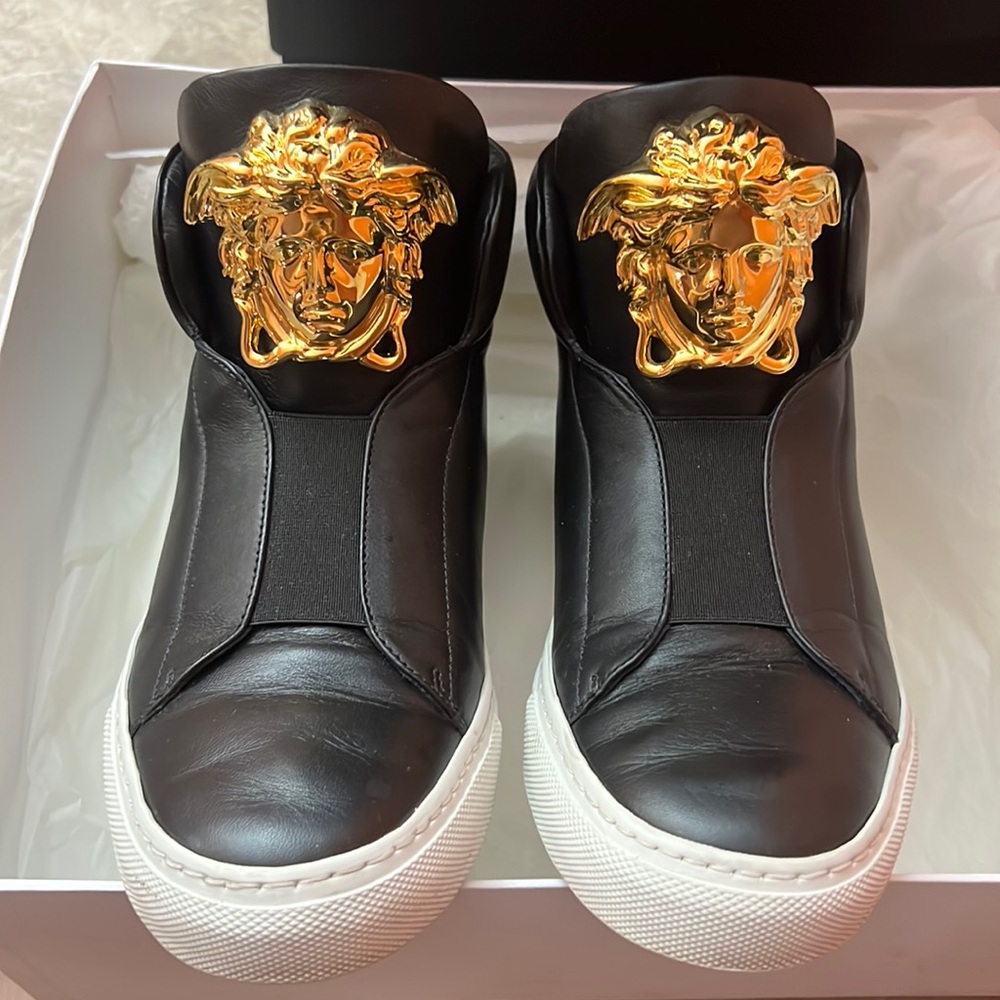 AUTHENTIC VERSACE BLACK MEDUSA HEAD WOMANS SNEAKER SIZE 37
